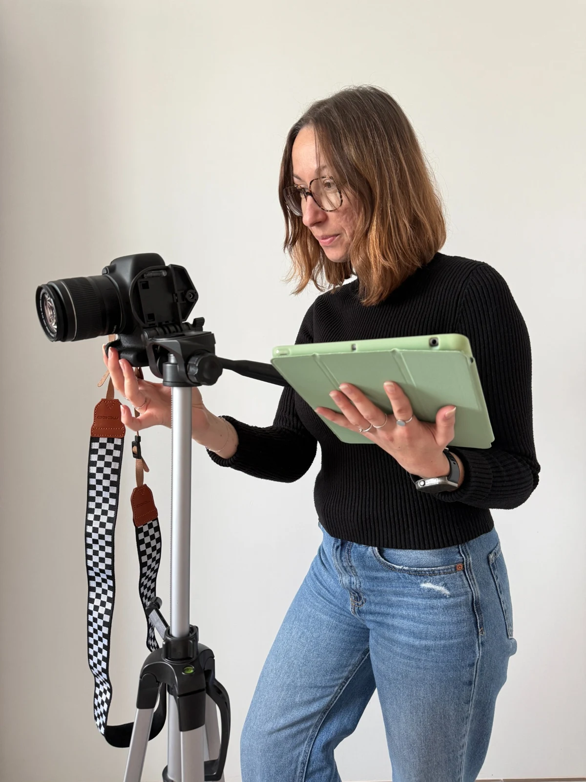 Chloé prépare une prise de vue avec son appareil et sa tablette