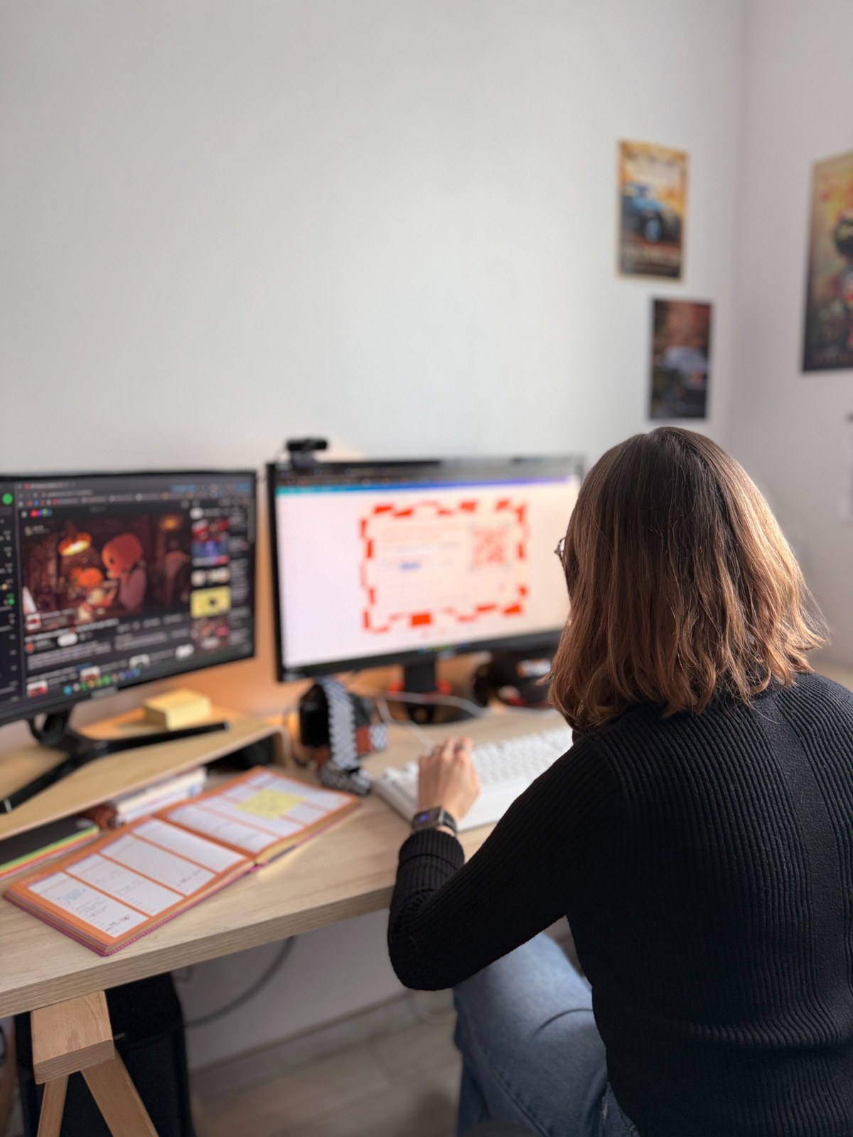 Chloé à son bureau, en train de travailler sur des contenus photo et vidéo