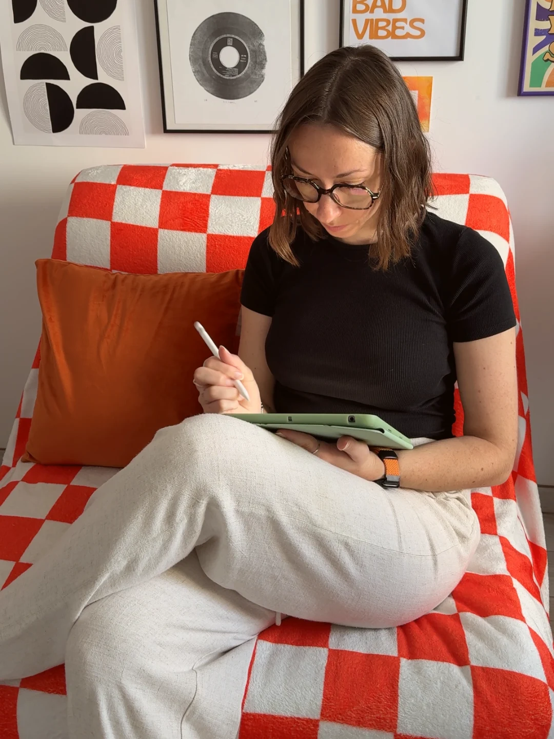 Chloé prépare un accompagnement, carnet et stylo en main